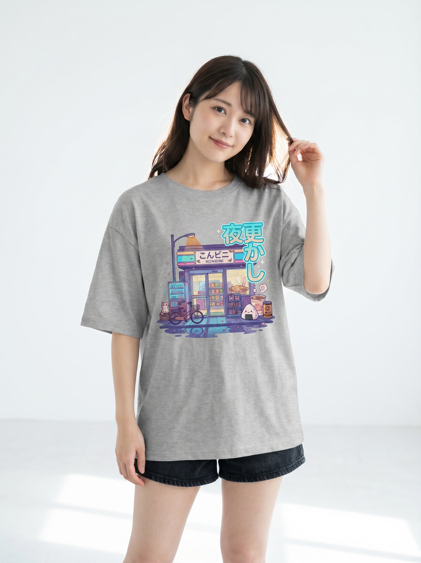 ユニセックス オーバーサイズ グラフィックTシャツ - 日本のコンビニ「Konbini」デザイン
