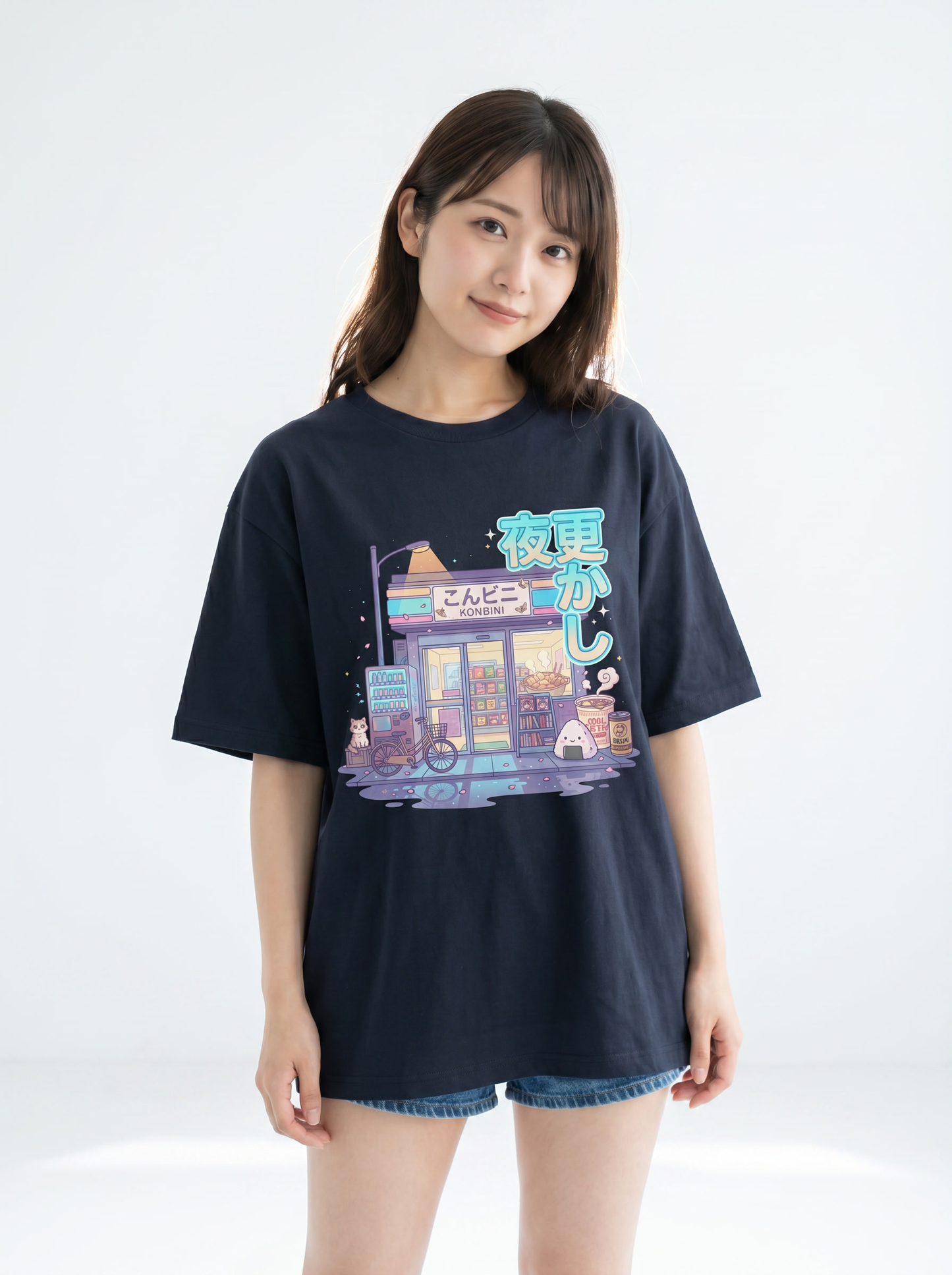 ユニセックス オーバーサイズ グラフィックTシャツ - 日本のコンビニ「Konbini」デザイン