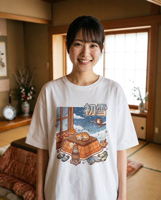 冬の猫と雪の和風アート オーバーサイズTシャツ | ストリートウェア